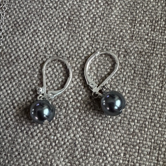 Elegant Black Pearl Necklace and Earring Set - Picture 3 of 4
